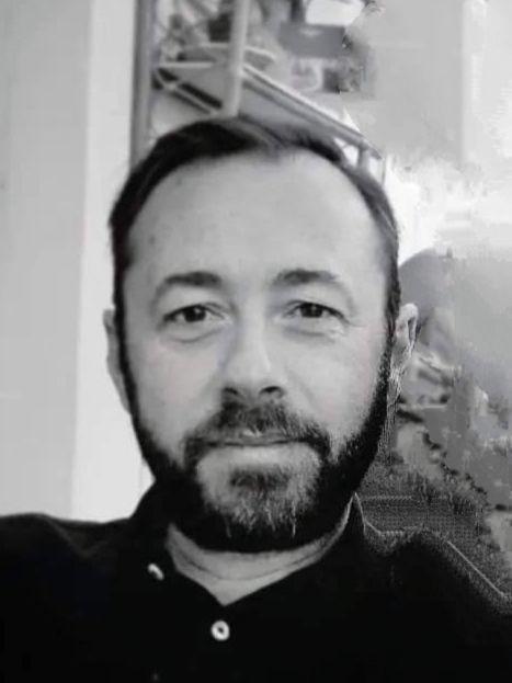 Image en noir et blanc, homme avec barbe